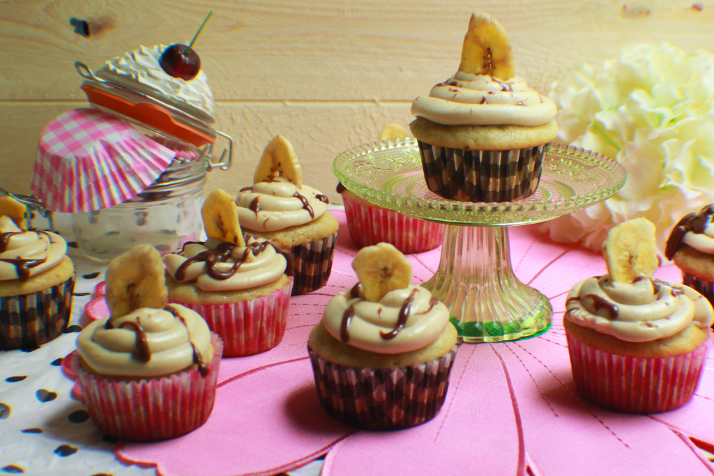 banana cake, banana cupcakes, peanut butter, peanut butter icing, food blogger
