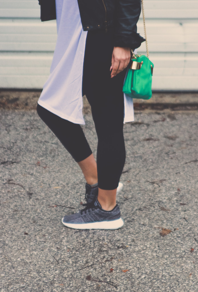 A high-low tee, leggings, sneakers and leather jacket make for a comfy-chich errand running outfit.